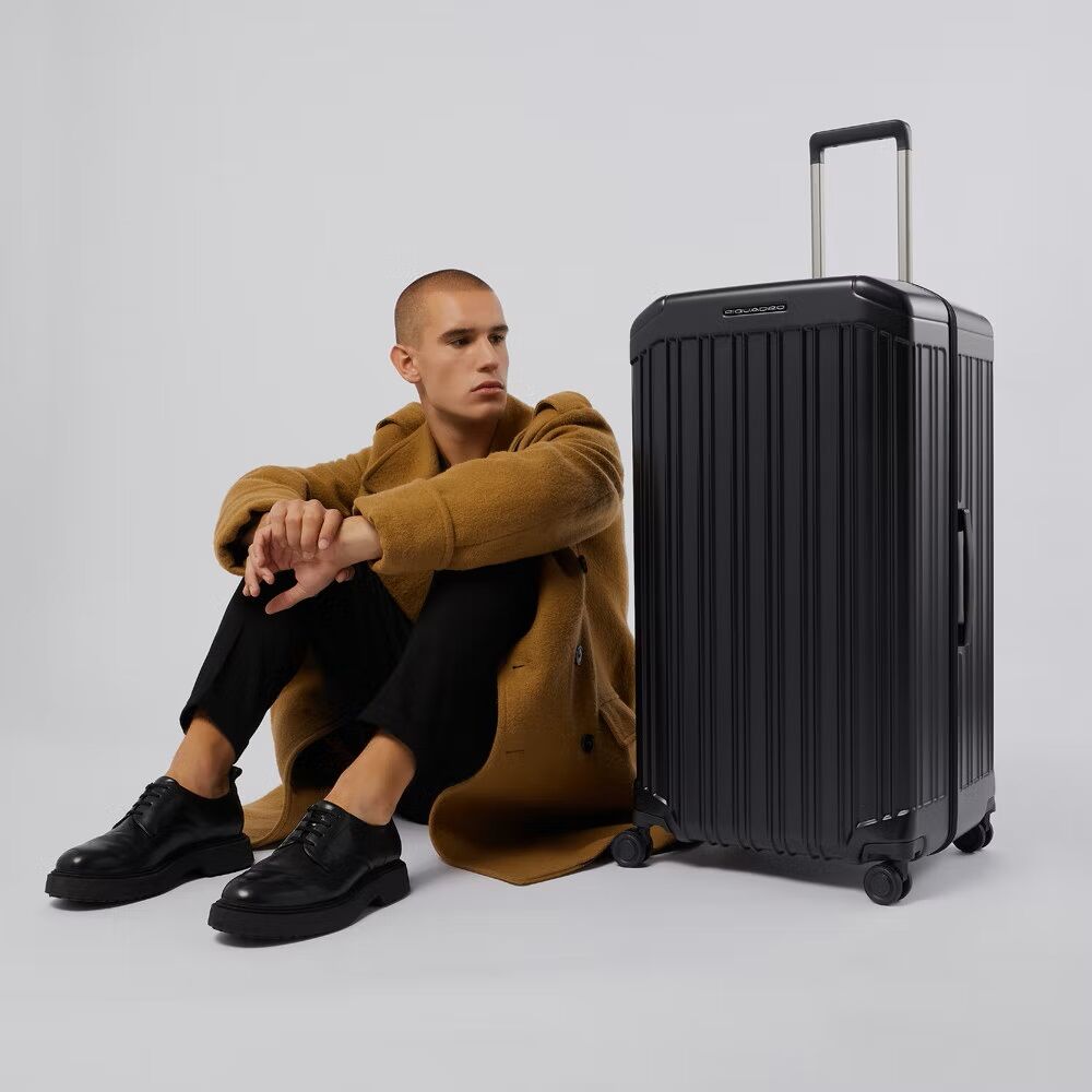 Piquadro PQ-Light Hartschalen Trolley in Trunk-Format mit vier Rolle matt black