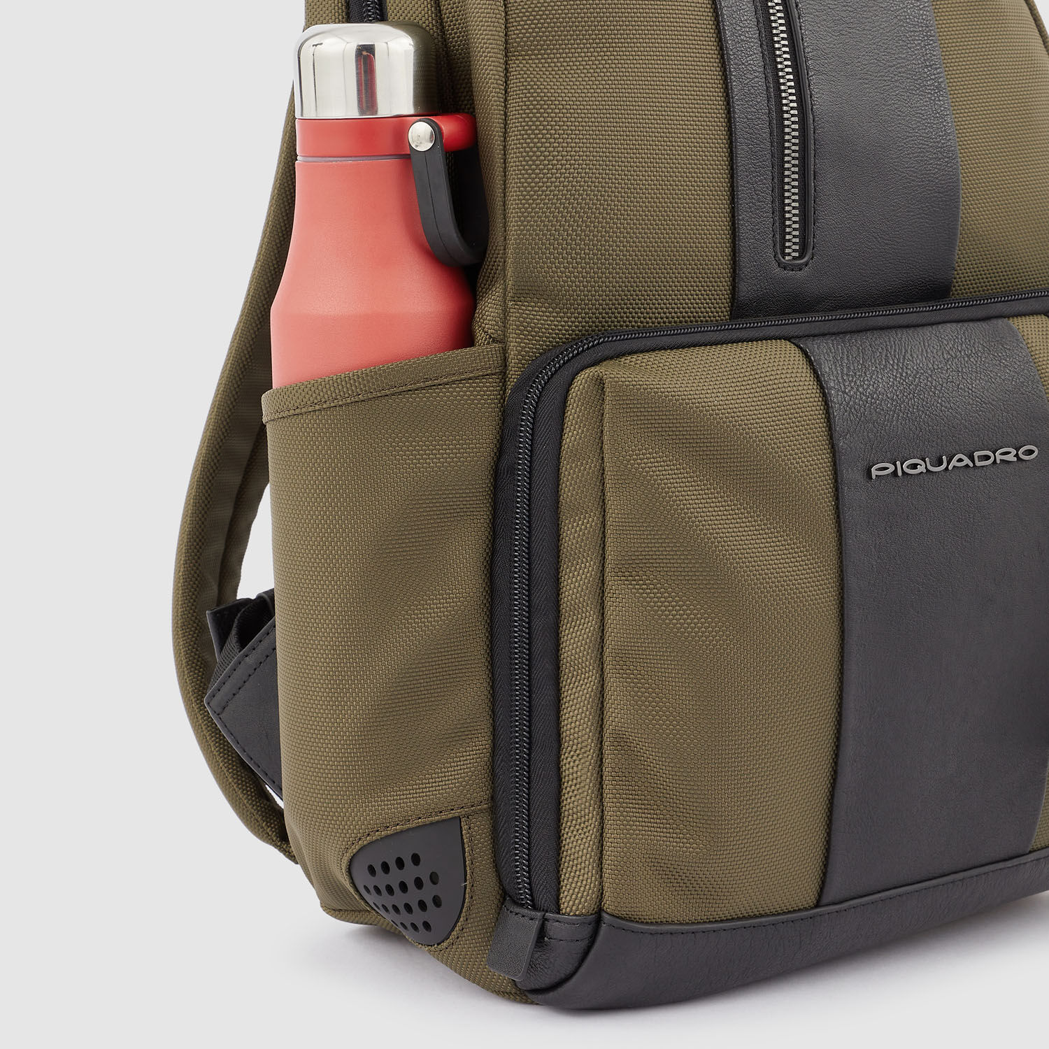 Piquadro Brief 2 Laptoprucksack aus rezykliertem Stoff für 14" Notebook Militärgrün Piquadro Brief 2 Laptoprucksack aus rezykliertem Stoff für 14" Notebook Militärgrün