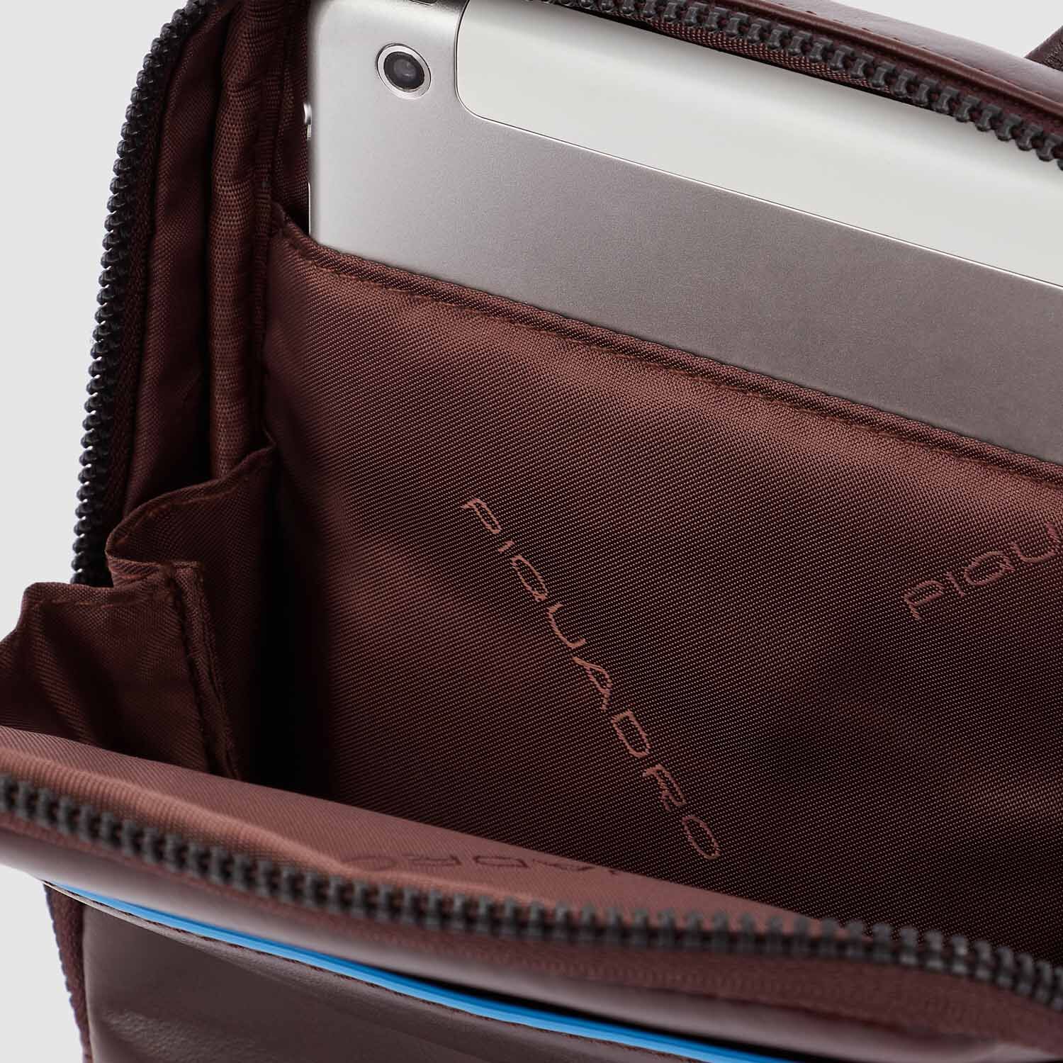Piquadro Blue Square Revamp Umhängetasche mit iPad®mini-Fach Mahagoni