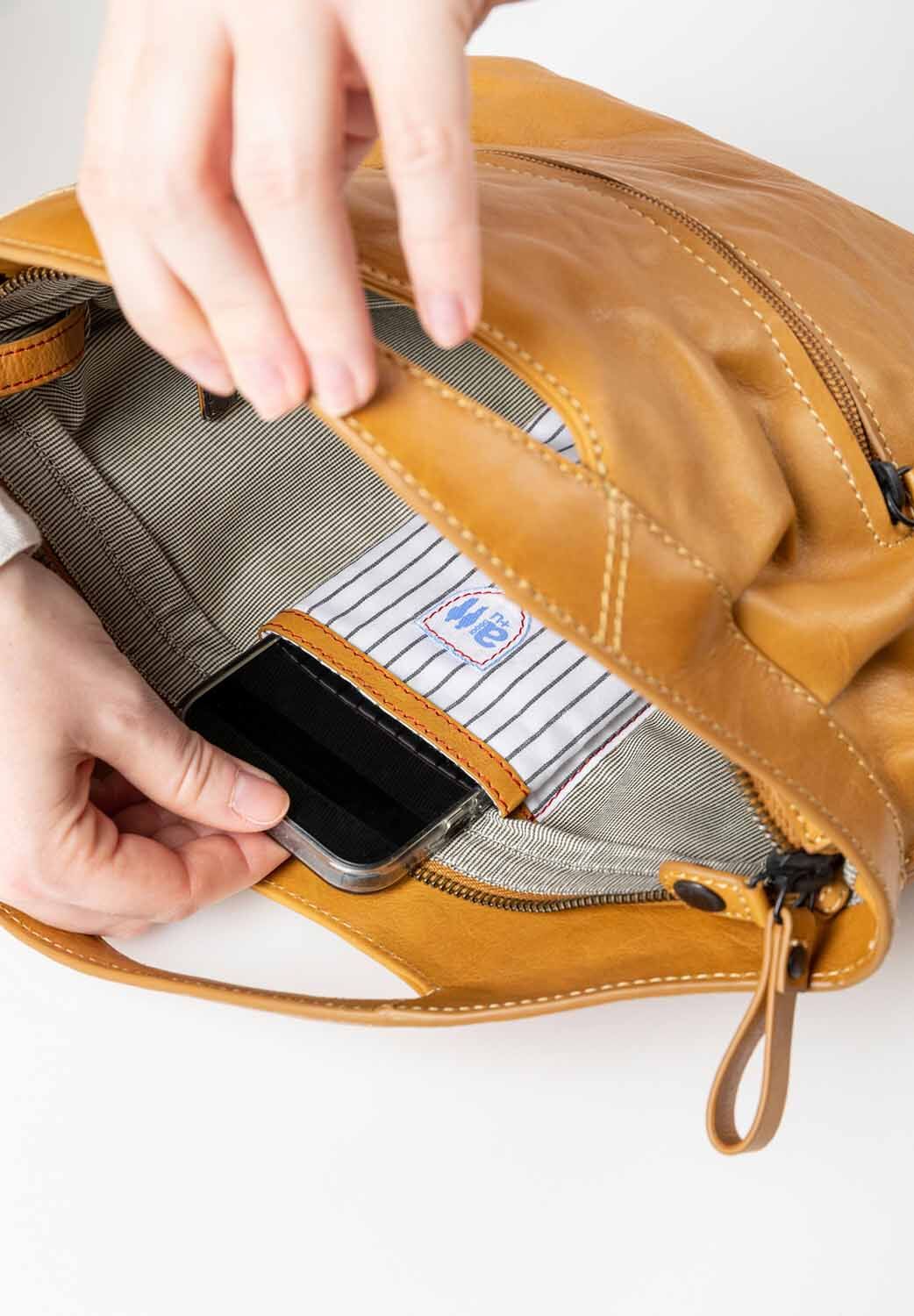 aunts & uncles Grandma's Luxury Club Mrs. Macaron Umhängetasche buckthorn aunts & uncles Grandma's Luxury Club Mrs. Macaron Umhängetasche buckthorn