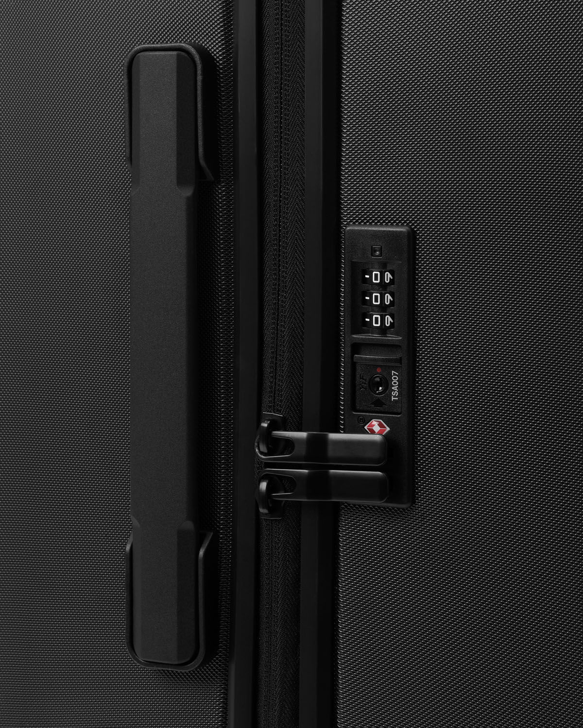 D_b_ Ramverk Check-in Luggage Large Black Out