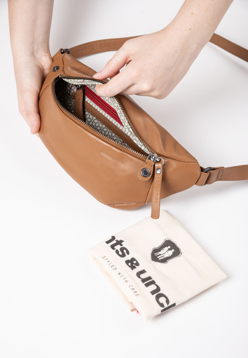 aunts & uncles Jamie´s Orchard Bilberry Bauchtasche cognac