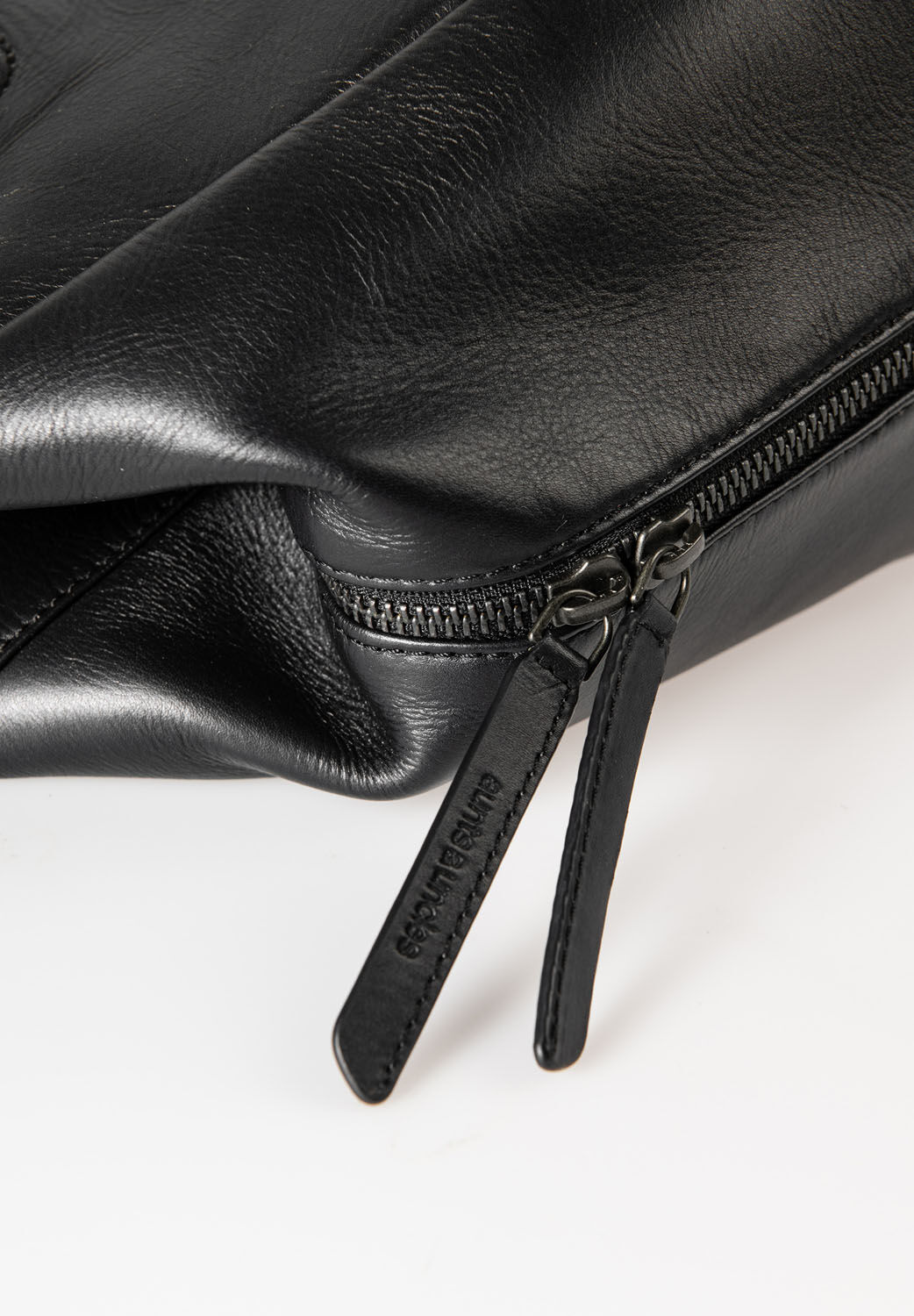 aunts & uncles Jamie's Orchard Olive Schultertasche jet black