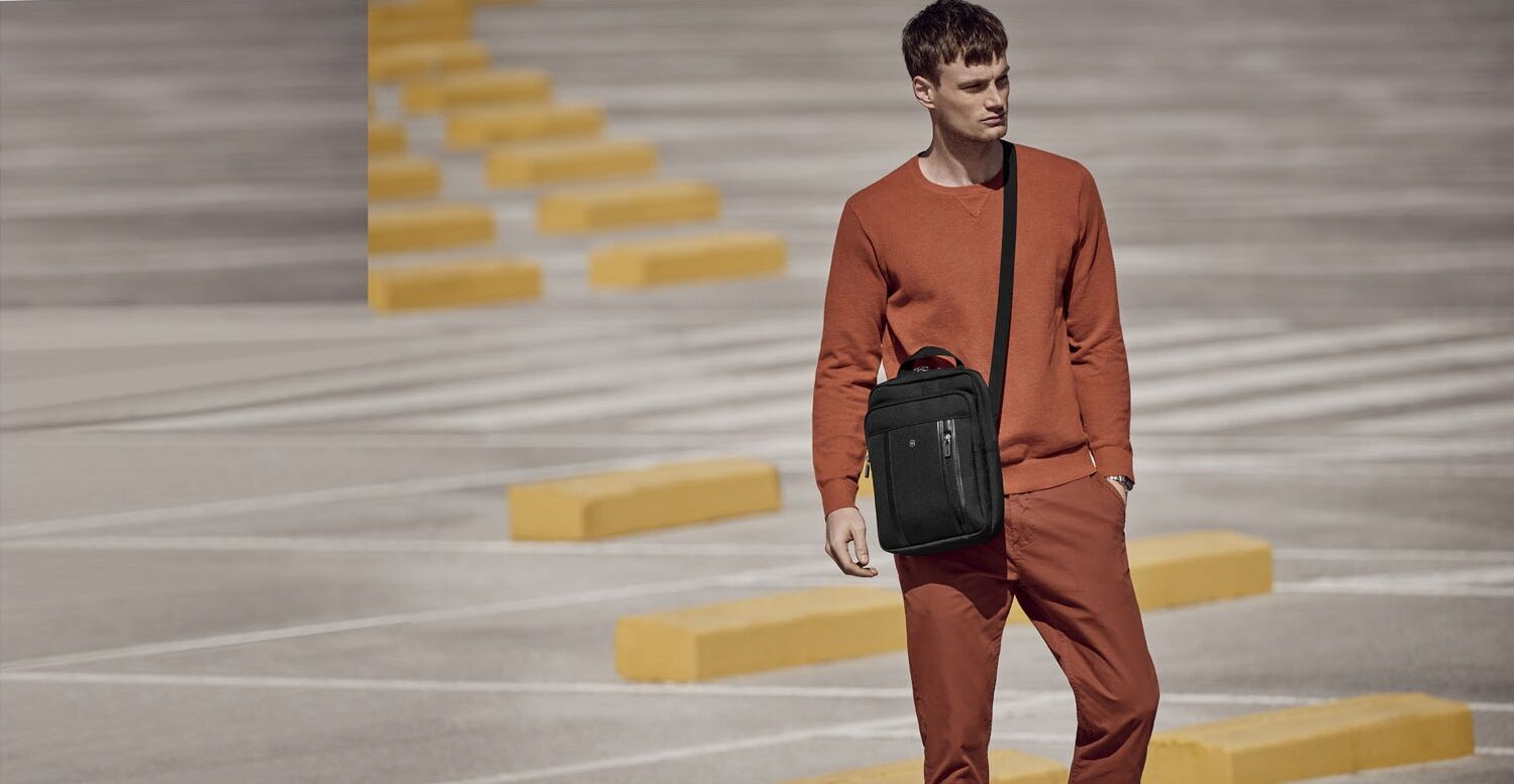 Victorinox Werks Professional CORDURA® Crossbody Laptop Bag schwarz