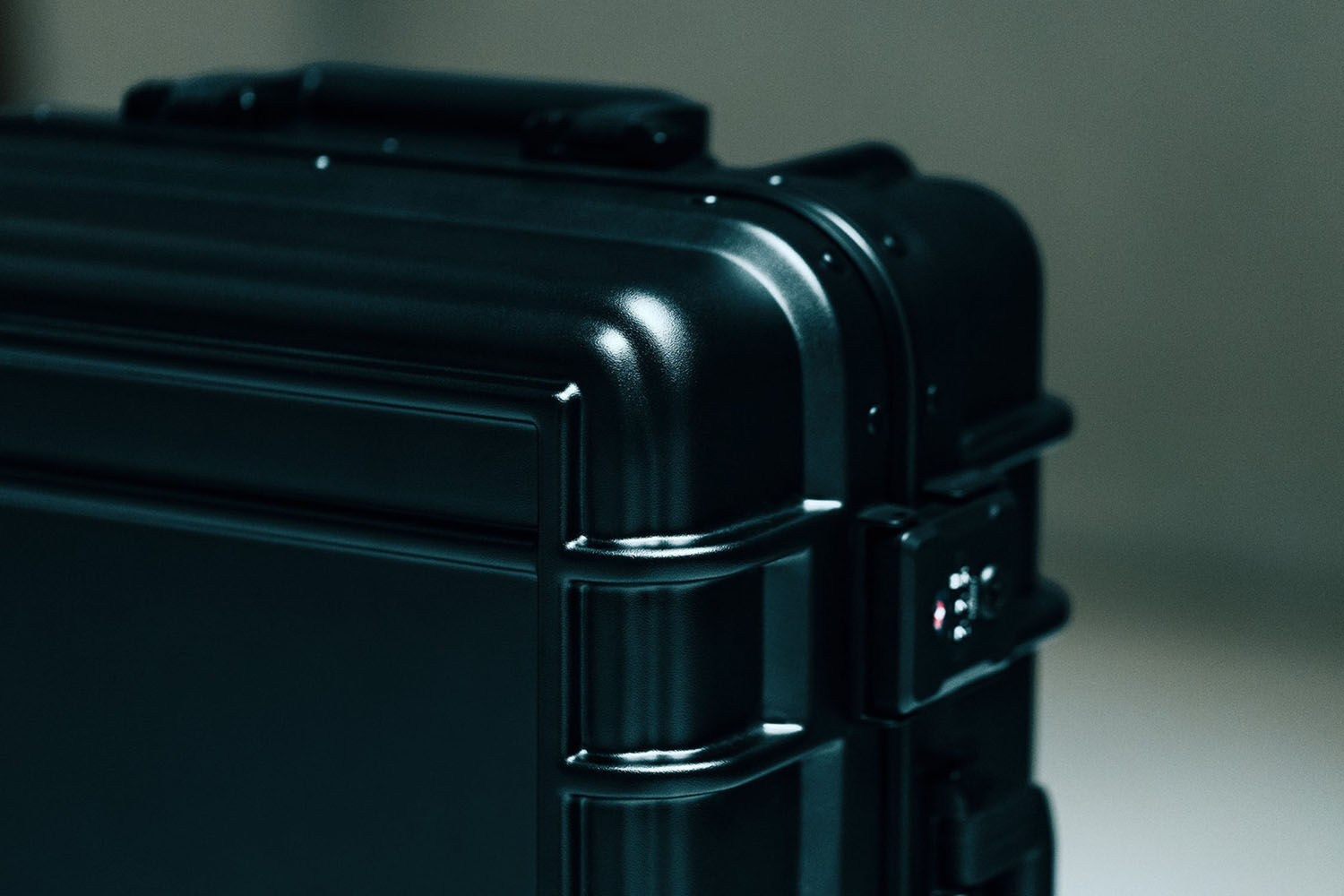 Eastpak RESIST'R CASE L Robuster Hartschalen-Trolley Black