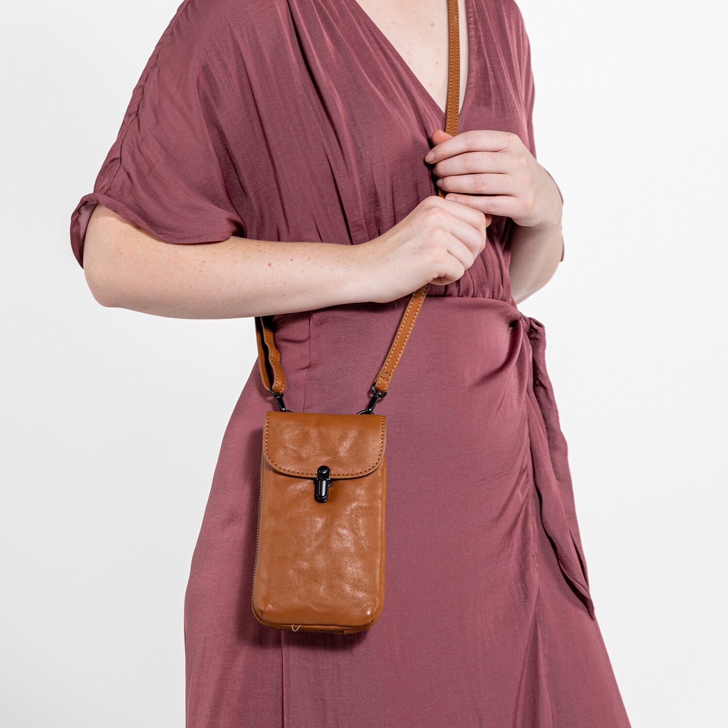 aunts & uncles Grandma's Luxury Club Mrs. Lemon Twist Phonebag caramel