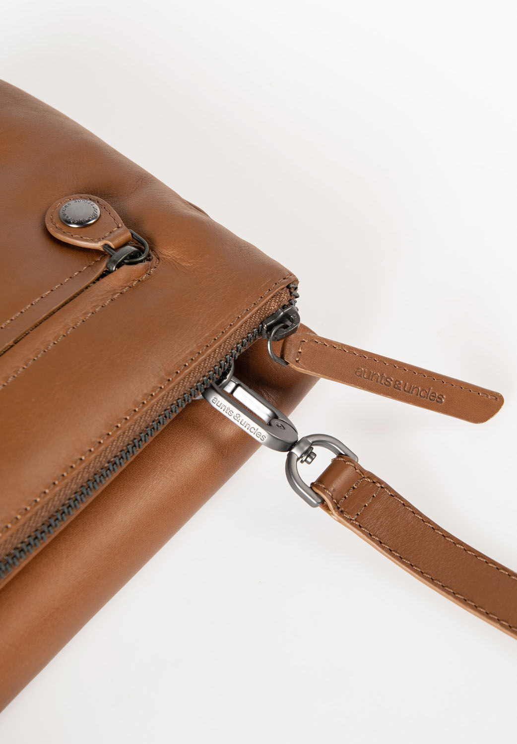 aunts & uncles Jamie's Orchard Pepino Umhängetasche cognac