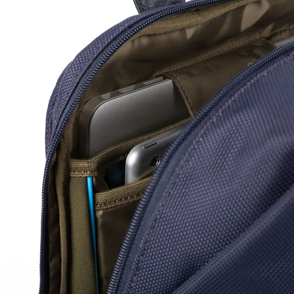 Piquadro Brief 2 Laptoprucksack 14" aus rezykliertem Stoff mit iPad®-Fa Blau Piquadro Brief 2 Laptoprucksack 14" aus rezykliertem Stoff mit iPad®-Fa Blau