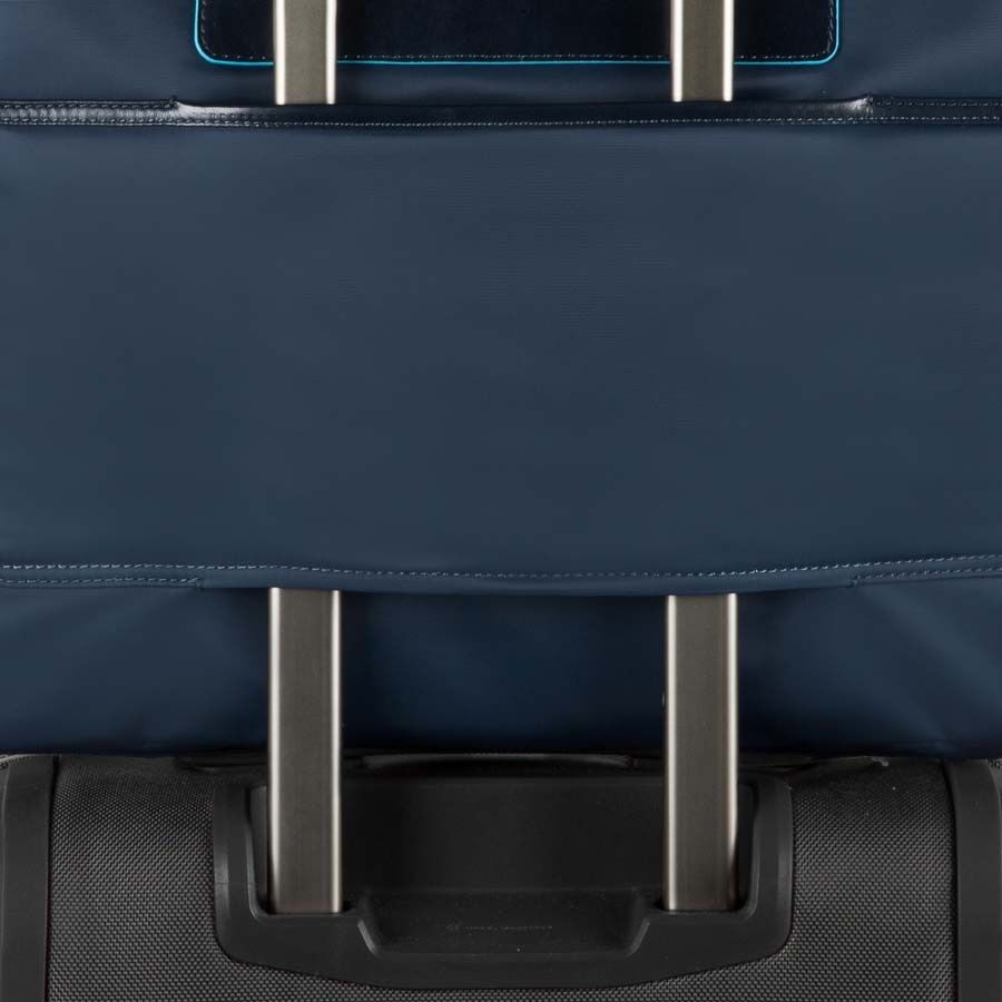 Piquadro Celion Messenger mit zwei Vortaschen und herausnehmbarerPC-, iPad®-Hülle mit Orga-Fächern blau Piquadro Celion Messenger mit zwei Vortaschen und herausnehmbarerPC-, iPad®-Hülle mit Orga-Fächern blau