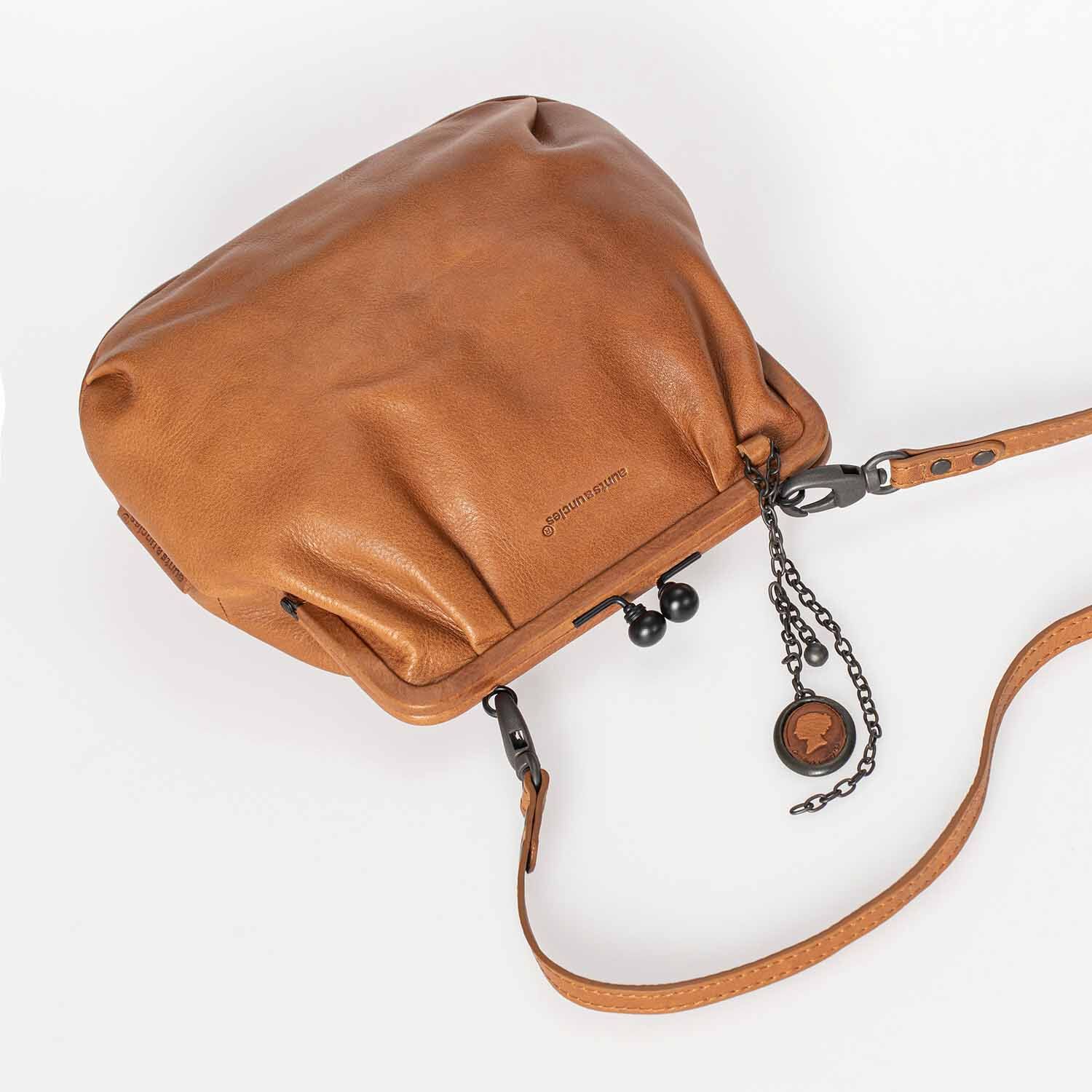 aunts & uncles Grandma's Luxury Club Mrs. Fortune Cookie Umhängetasche mit Clip caramel