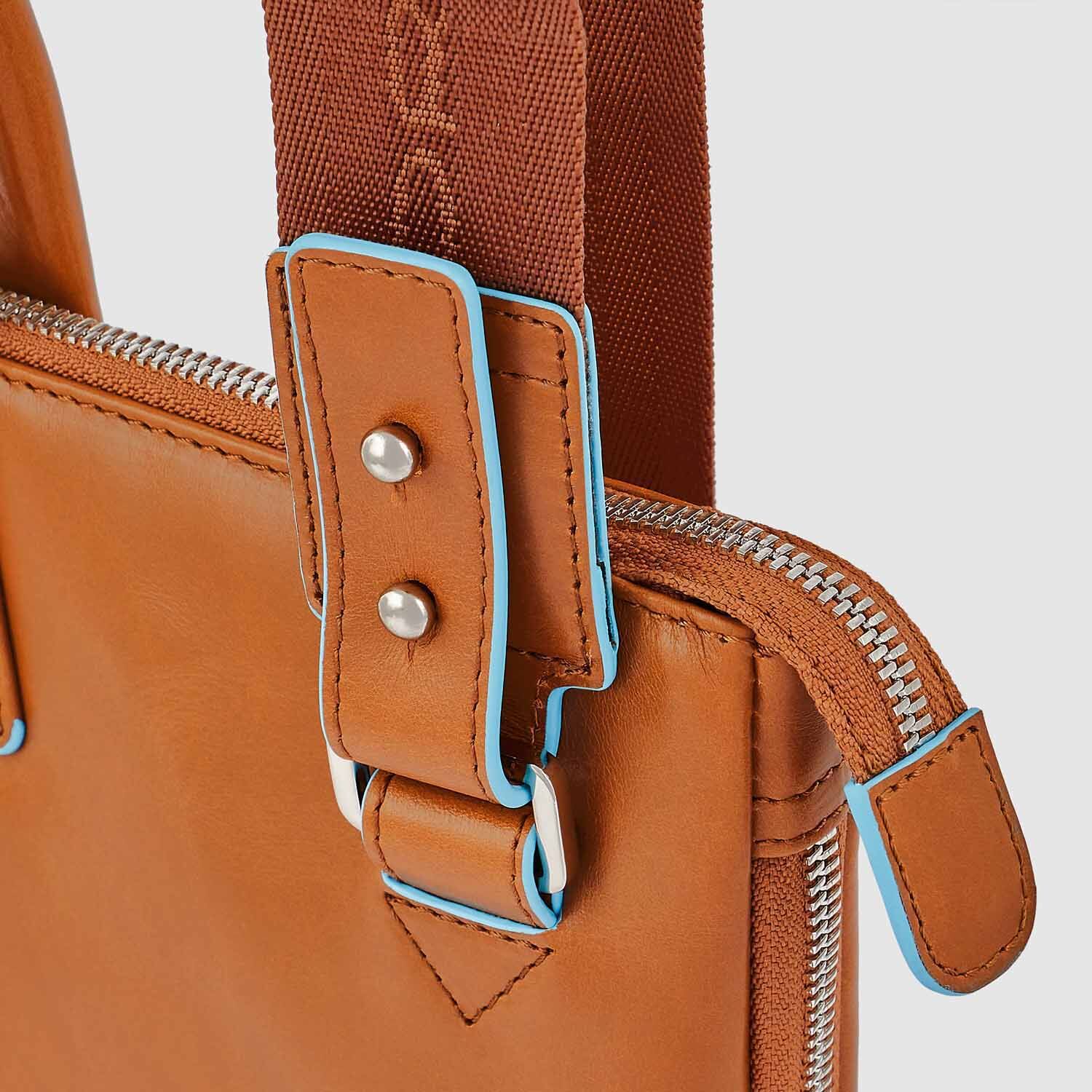 Piquadro Blue Square Schmale, erweiterbare Laptoptasche 15.6" mit Tabletfach sabbia sahara