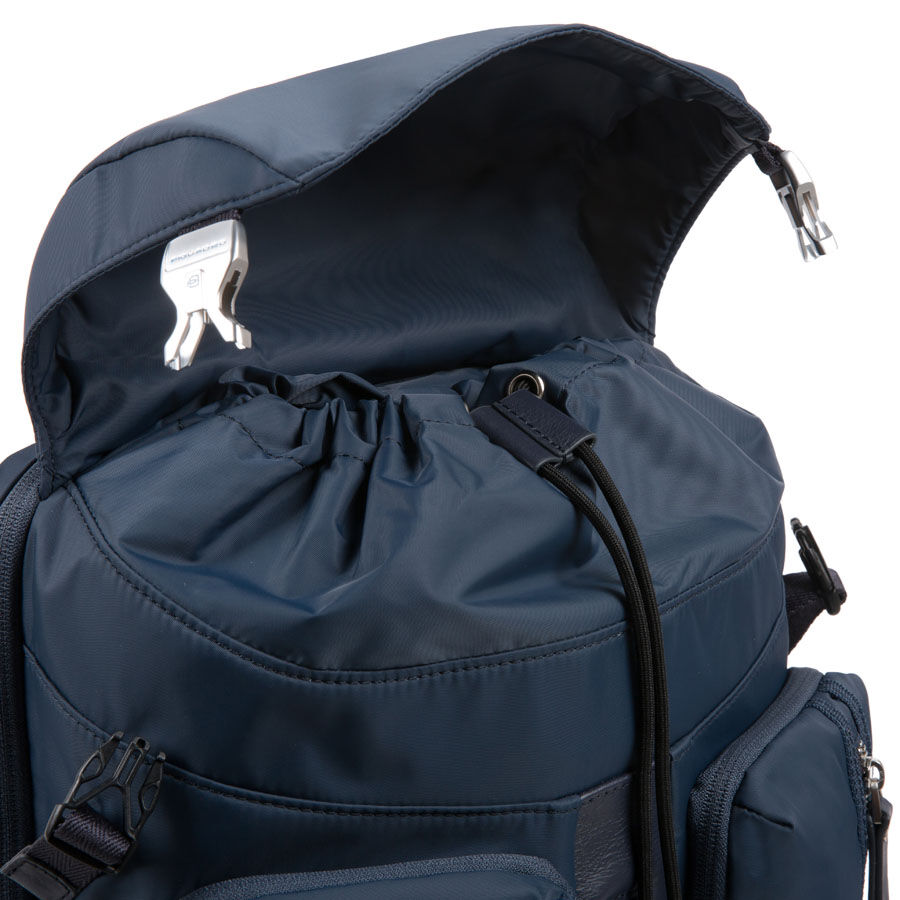 Piquadro PQ-Bios Laptoprucksack 15,6", Überschlag und zwei Fronttaschen hellgrau
