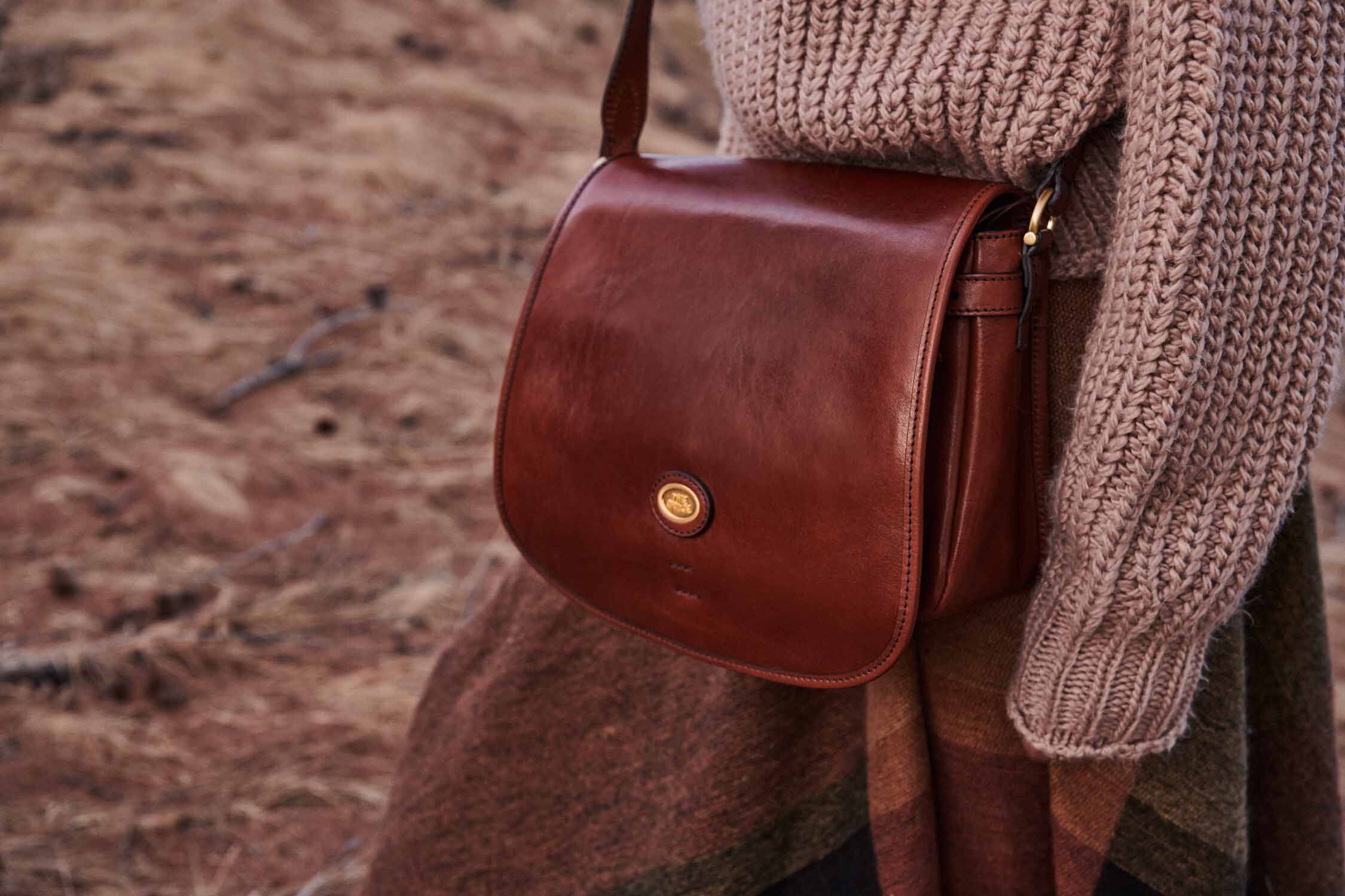 The Bridge Biba Kuriertasche 04362201 Braun/Gold The Bridge Biba Kuriertasche 04362201 Braun/Gold