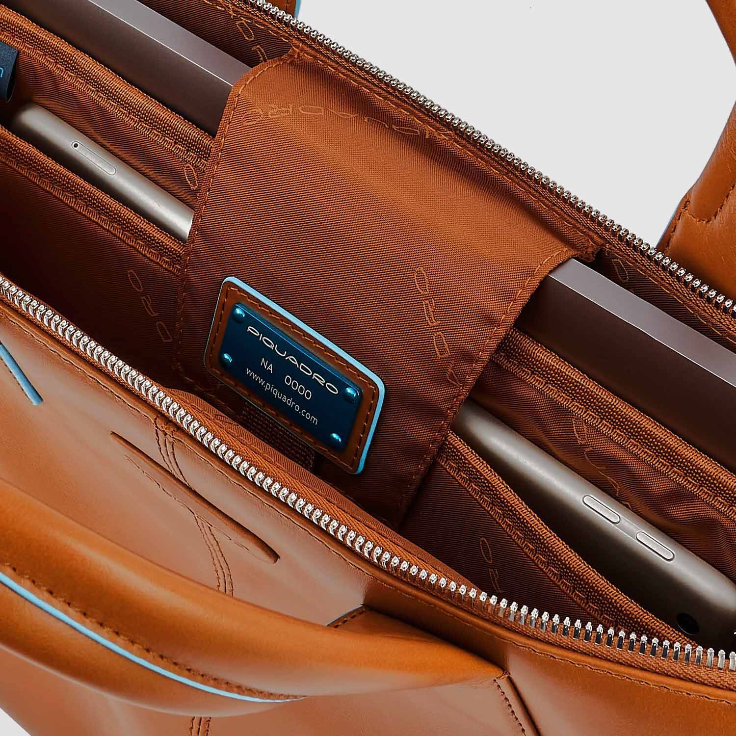 Piquadro Blue Square Schmale, erweiterbare Laptoptasche 15.6" mit Tabletfach sabbia sahara