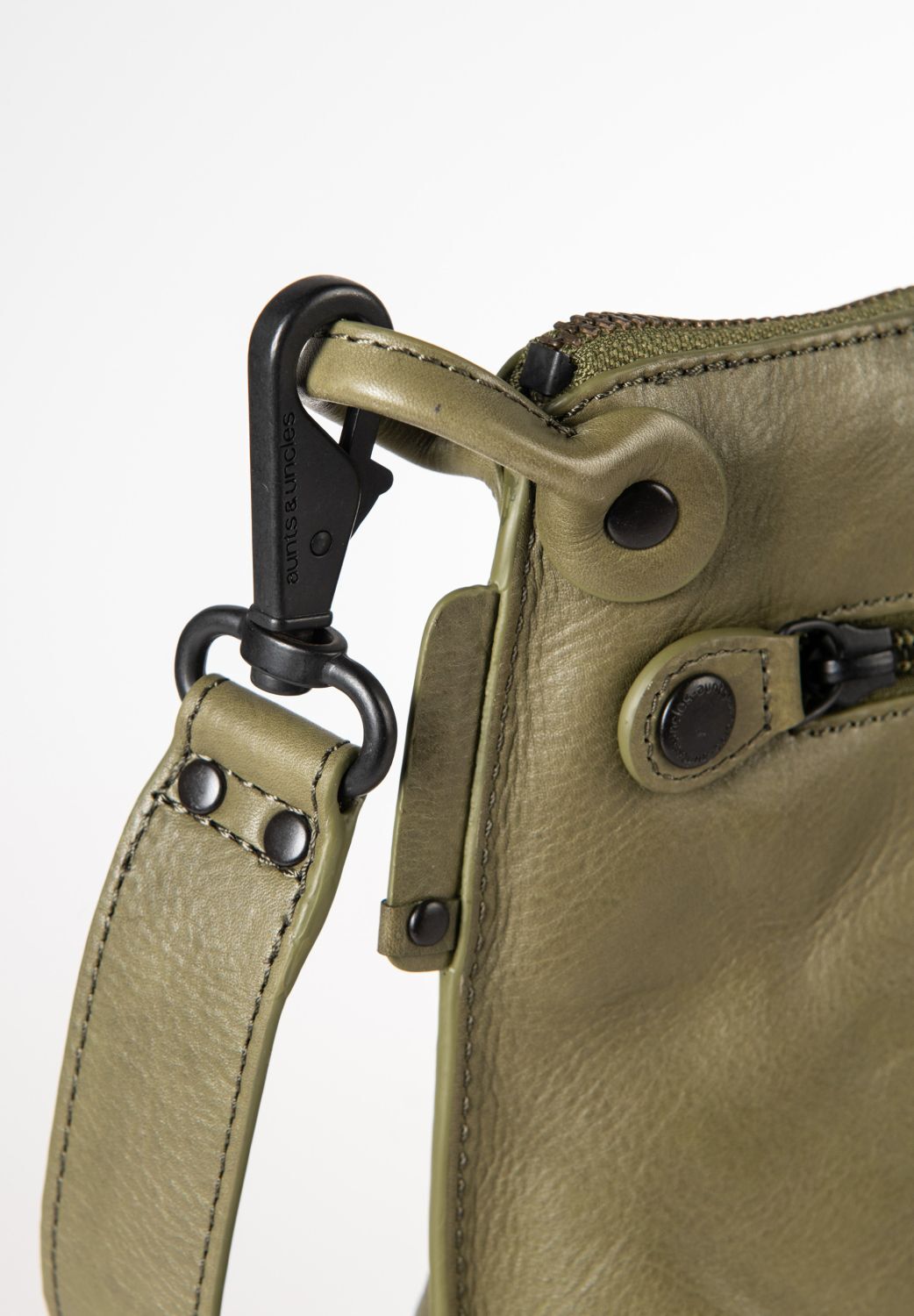 aunts & uncles Grandma's Luxury Club Mrs. Raisin Cookie Umhängetasche olive branch