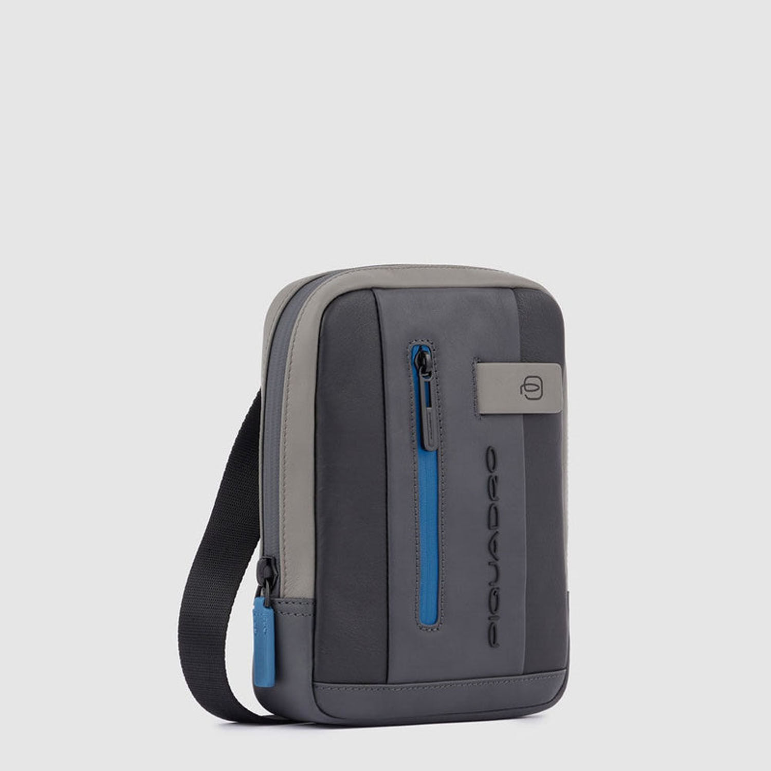 Piquadro Urban Kleine Umhängetasche mit iPad®mini-Fach und Kopfhörerausgang Schwarz/Grau