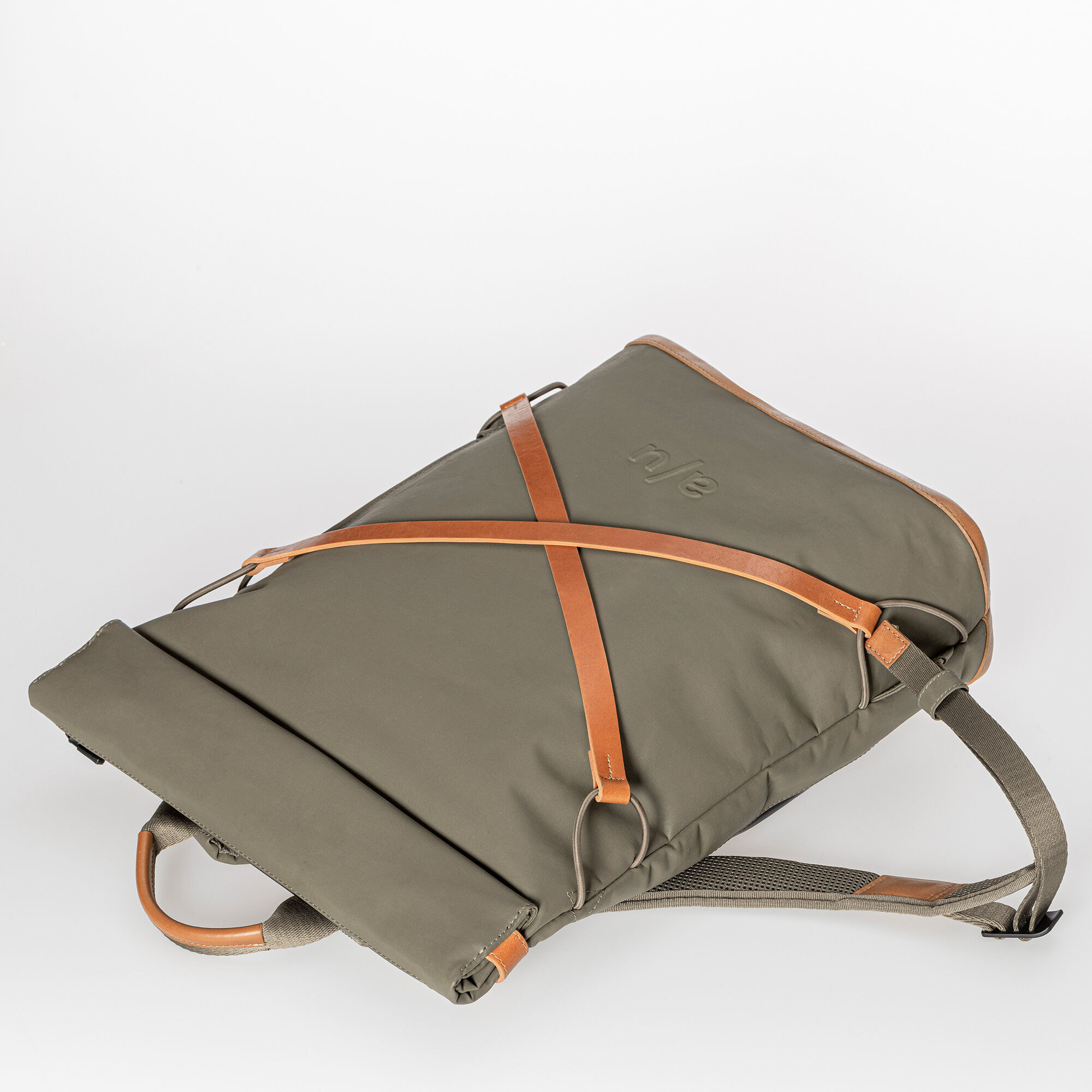aunts & uncles Japan Osaka Rolltop Rucksack mit 15" Notebookfach fallen rock