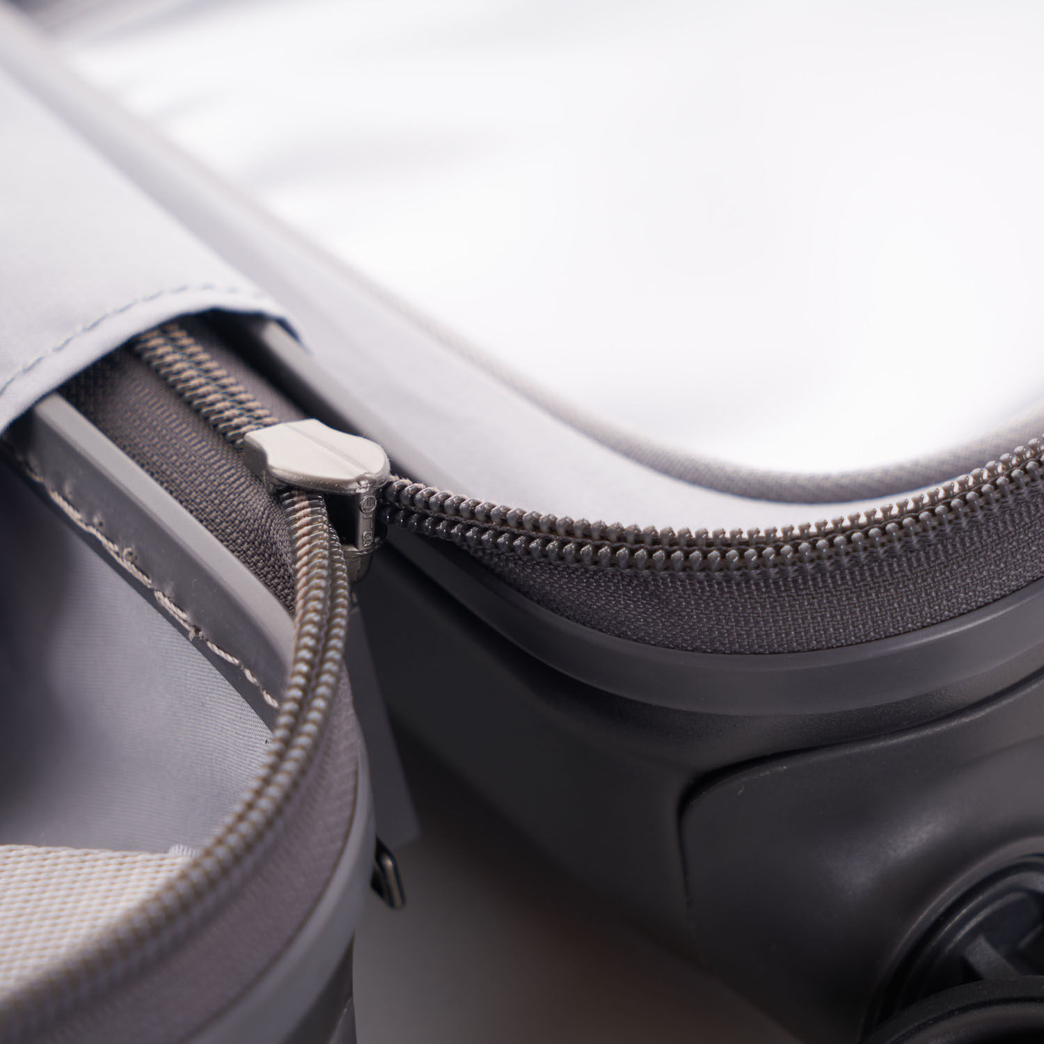 Hedgren Edge Carve XS Cabin Trolley, 4 Rollen, 55cm Charcoal Hedgren Edge Carve XS Cabin Trolley, 4 Rollen, 55cm Charcoal