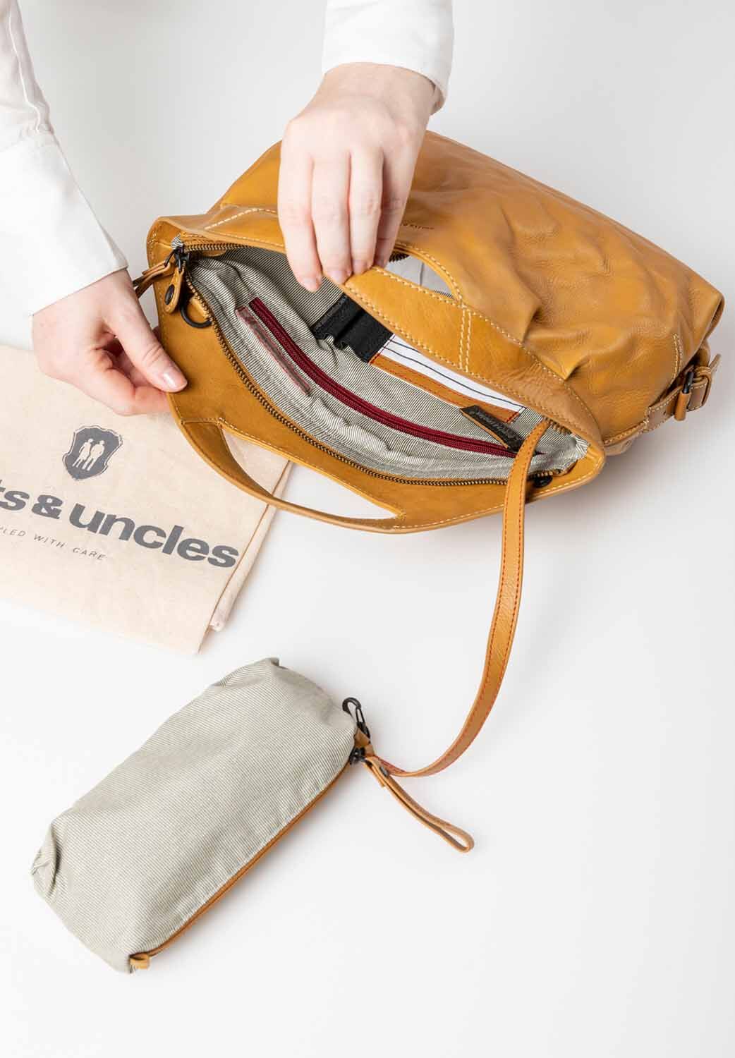 aunts & uncles Grandma's Luxury Club Mrs. Macaron Umhängetasche buckthorn aunts & uncles Grandma's Luxury Club Mrs. Macaron Umhängetasche buckthorn