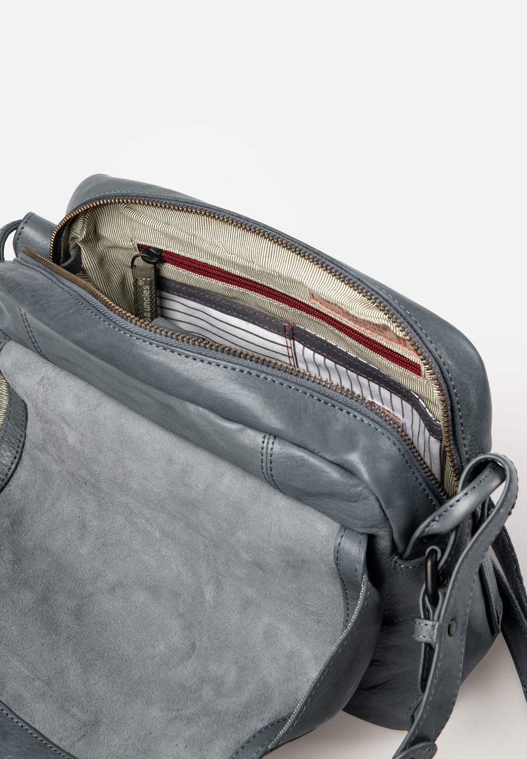 aunts & uncles Grandma's Luxury Club Miss Applepie Umhängetasche wind