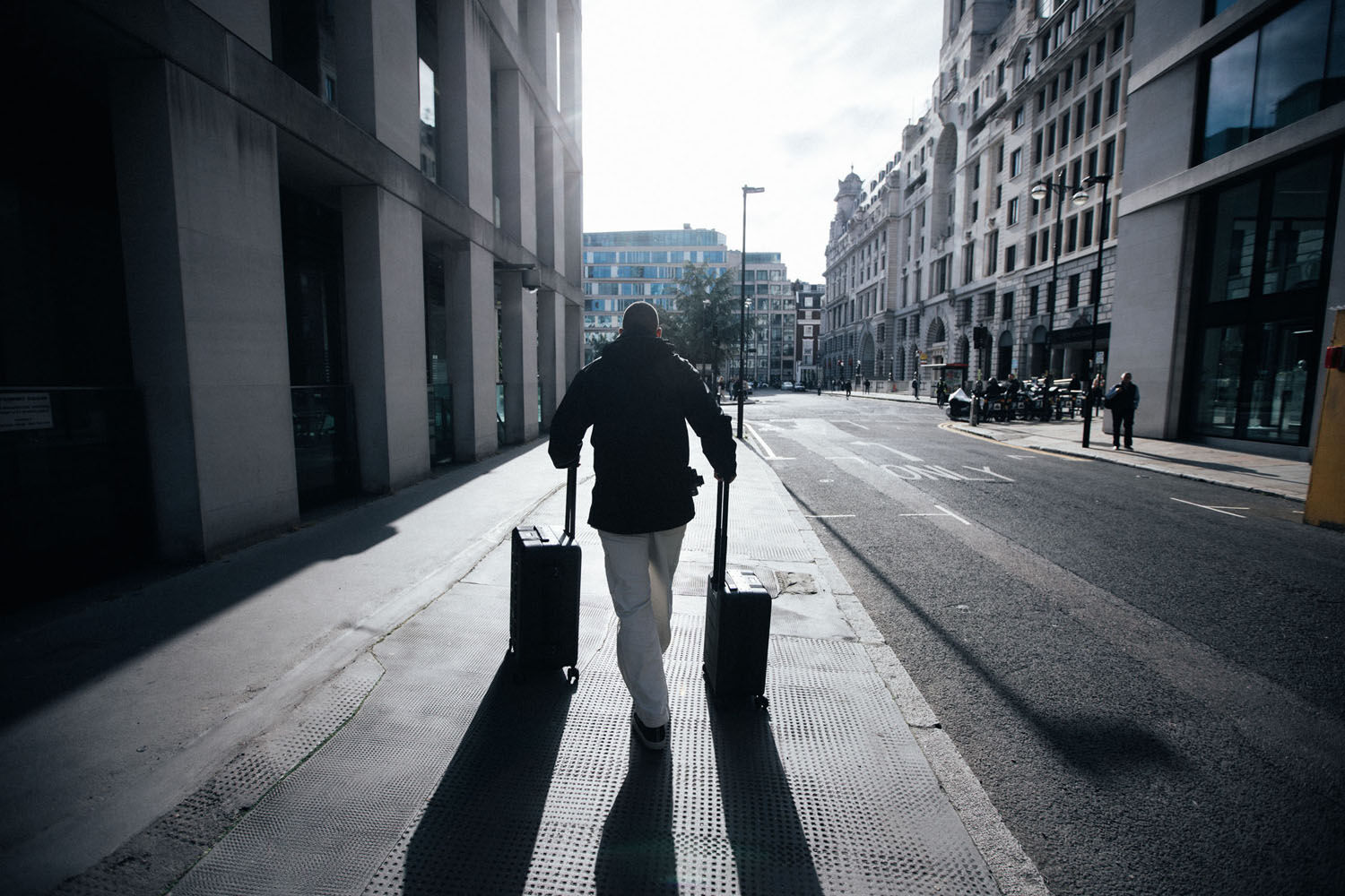 D_b_ Ramverk Pro Check-in Luggage Medium mit Aluminiumrahmen Black Out D_b_ Ramverk Pro Check-in Luggage Medium mit Aluminiumrahmen Black Out