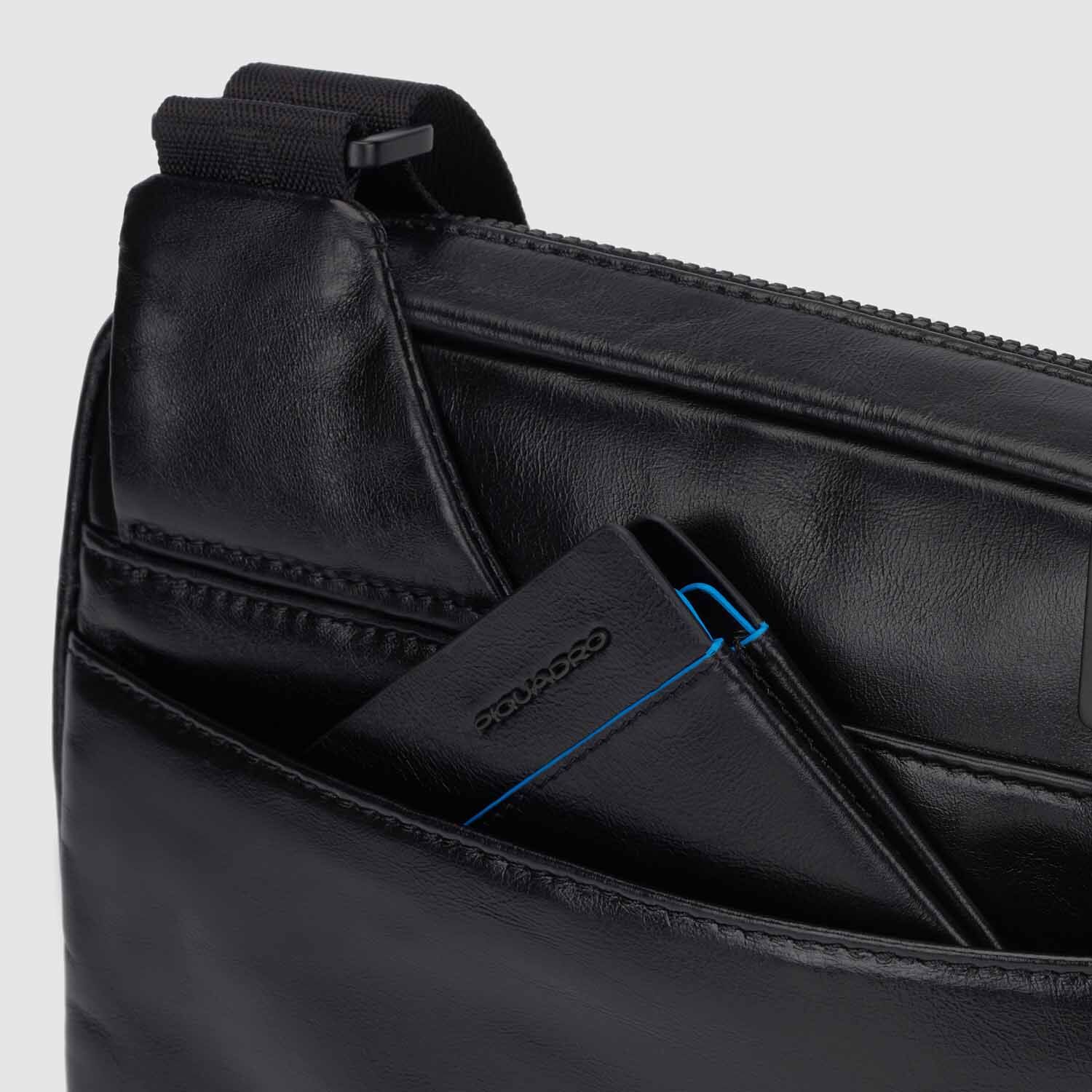 Piquadro Blue Square Revamp Umhängetasche mit iPad®-Fach Schwarz