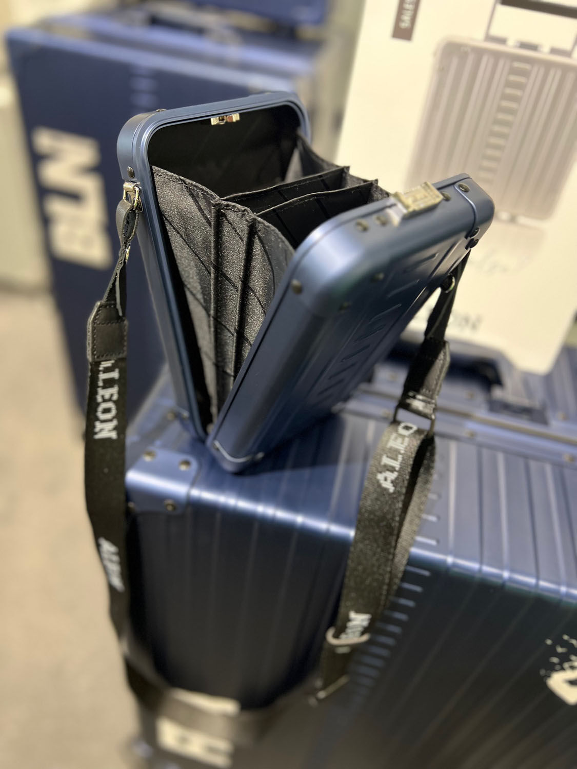 Aleon Lifestyle Vanity Case 7,5", Vertical Sapphire Aleon Lifestyle Vanity Case 7,5", Vertical Sapphire