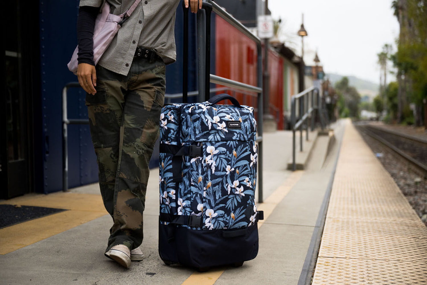 Dakine 365 Roller 75L Reisetasche mit 2 Rollen Okika Dakine 365 Roller 75L Reisetasche mit 2 Rollen Okika