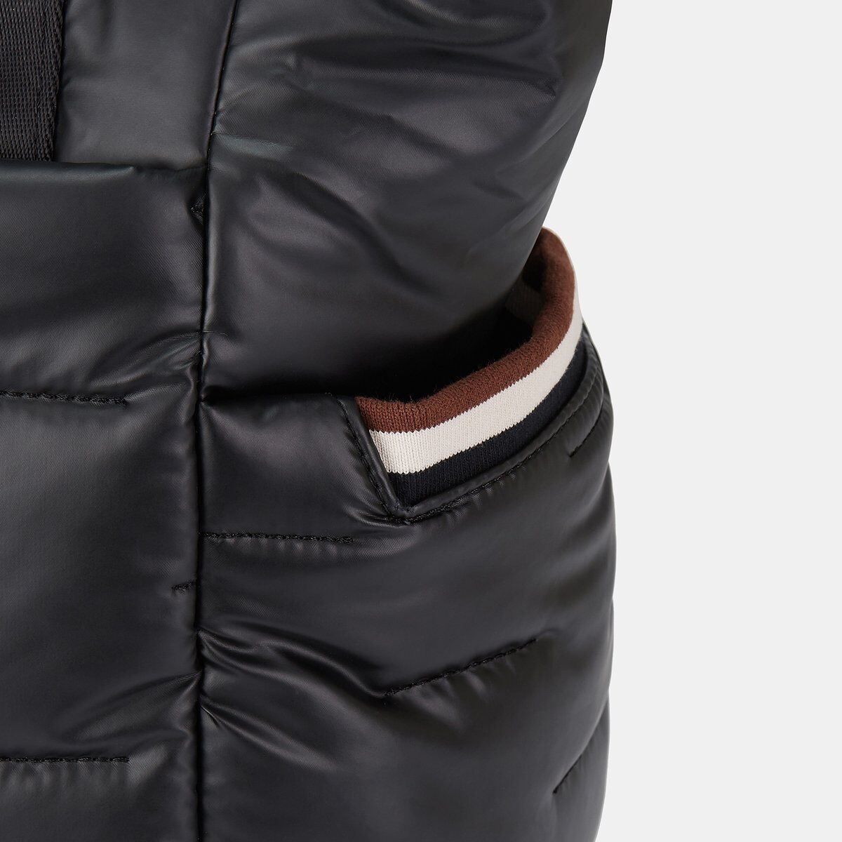 Hedgren Cocoon PUFFER Totebag Black-Würfel-Anhänger Hedgren Cocoon PUFFER Totebag Black-Würfel-Anhänger