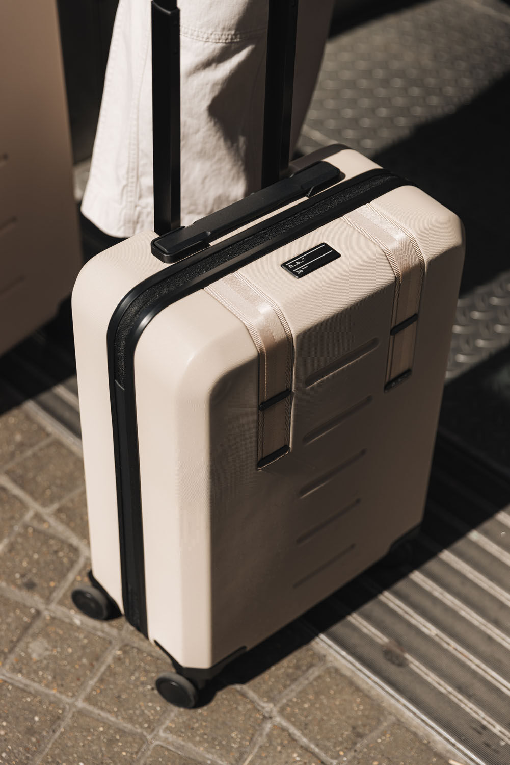 D_b_ Ramverk Check-in Luggage Medium Fogbow Beige