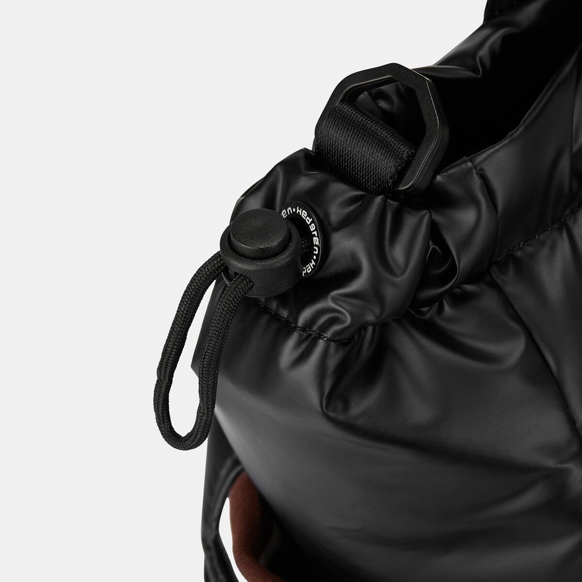 Hedgren Cocoon PUFFER Totebag Black-Würfel-Anhänger Hedgren Cocoon PUFFER Totebag Black-Würfel-Anhänger