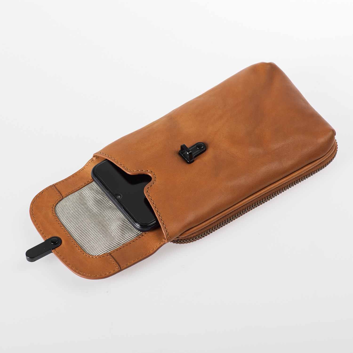 aunts & uncles Grandma's Luxury Club Mrs. Lemon Twist Phonebag caramel