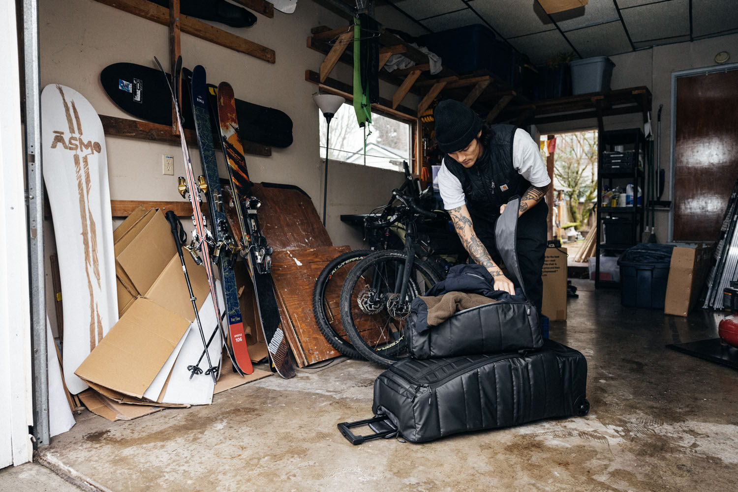 D_b_ Hugger Roller Bag 90L Black Out D_b_ Hugger Roller Bag 90L Black Out