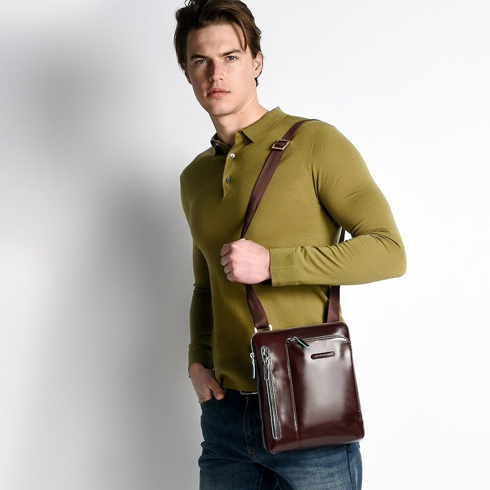 Piquadro Blue Square Umhängetasche mit doppelter Vortasche Nachtblau Piquadro Blue Square Umhängetasche mit doppelter Vortasche Nachtblau