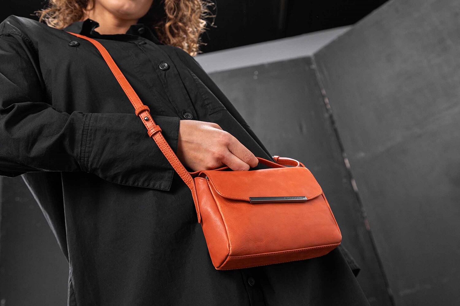 aunts & uncles Grandma's Luxury Club Mrs. Bao Bun Schultertasche deep lichen