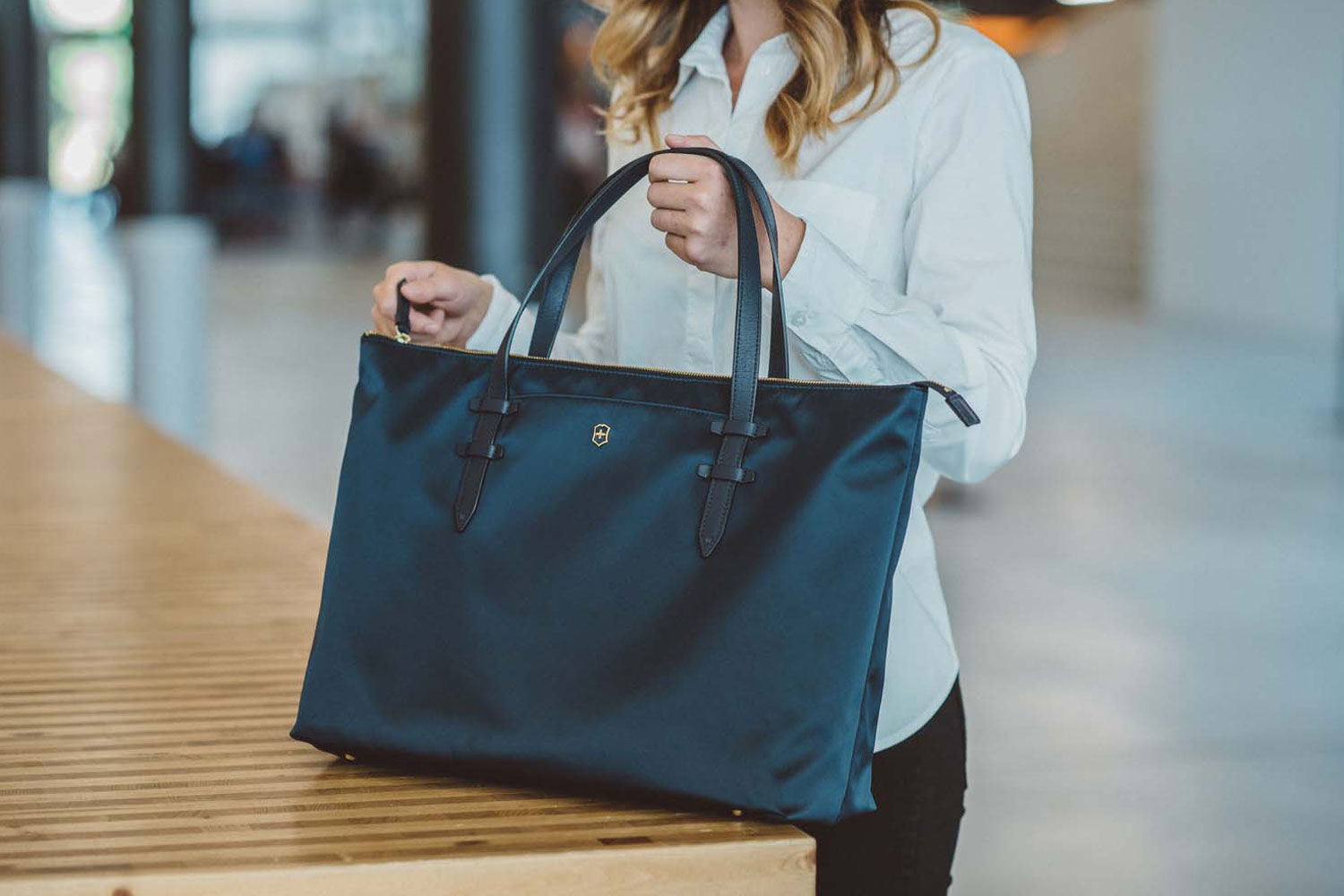 Victorinox Victoria 2.0 Deluxe Business Tote 16" Deep Lake Victorinox Victoria 2.0 Deluxe Business Tote 16" Deep Lake