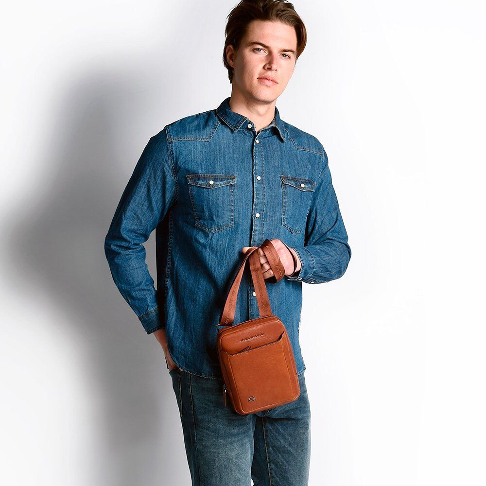 Piquadro Black Square Umhängetasche mit iPad® Mini-Fach aus Leder oceanblau Piquadro Black Square Umhängetasche mit iPad® Mini-Fach aus Leder oceanblau