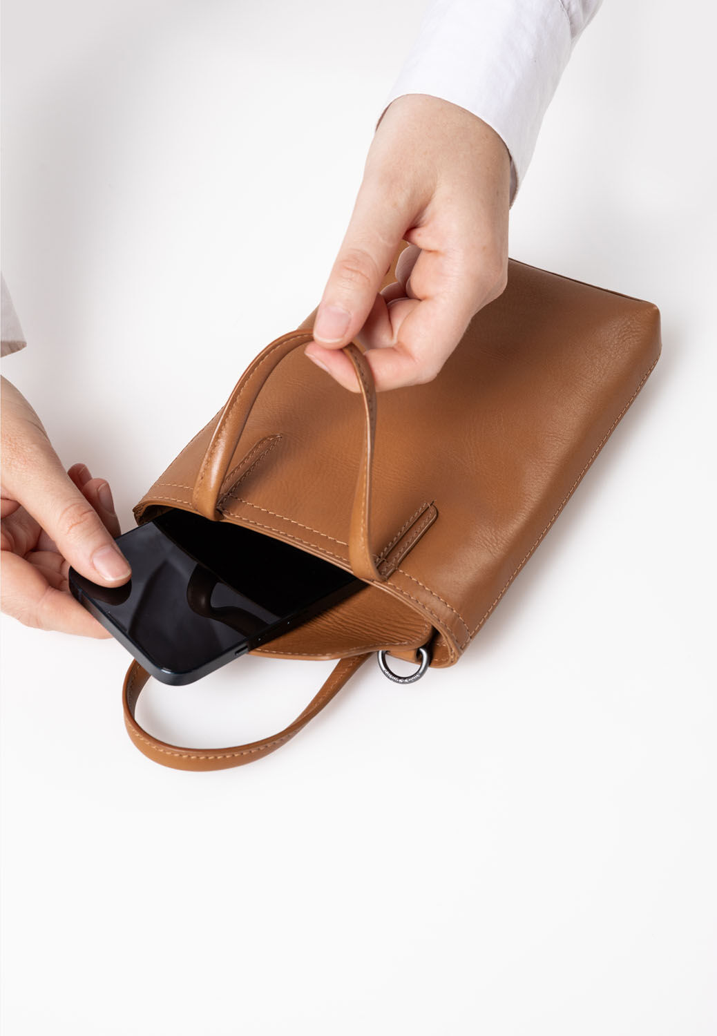 aunts & uncles Jamie´s Orchard FREESIA Phone bag cognac