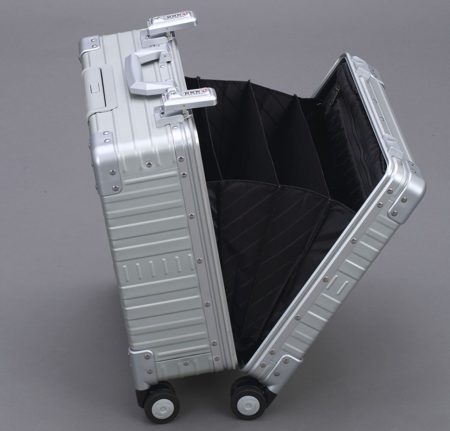 Aleon Business Case Deluxe 4-Rollen 17" Onyx -Schwarz Aleon Business Case Deluxe 4-Rollen 17" Onyx -Schwarz