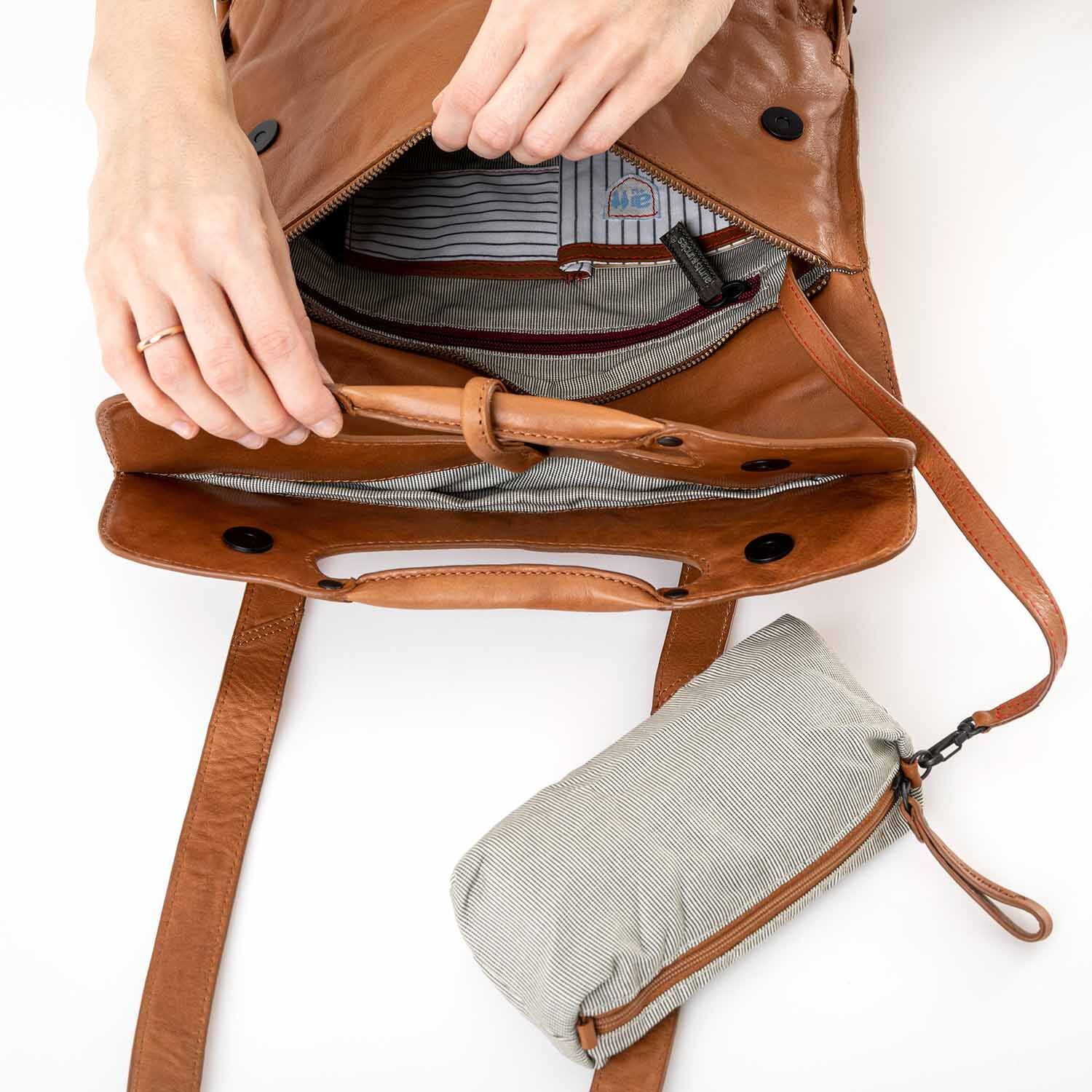 aunts & uncles Grandma's Luxury Club Mrs. Mince Pie Multifunktional: Rucksack/Umhängetasche caramel