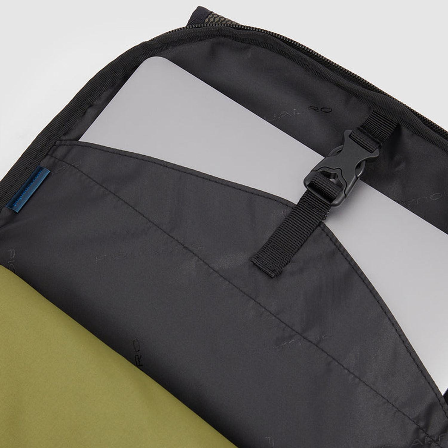 Piquadro Foldable Faltbarer Laptop-Rucksack aus rezykliertem Stoff Militärgrün